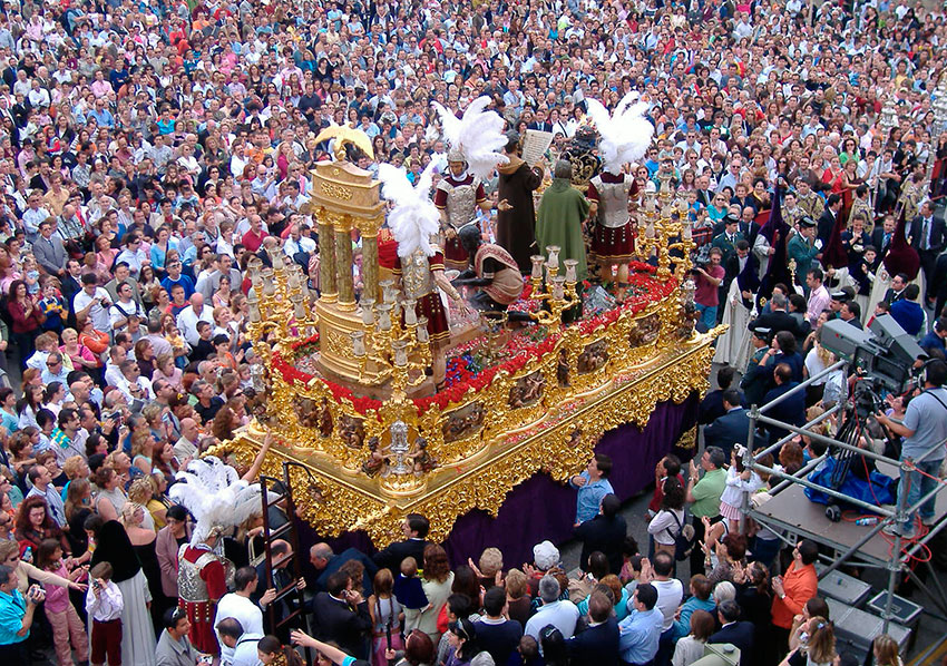 Paso en la Semana Santa de Sevilla